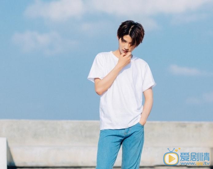 徐鹤尼制服写真 徐鹤尼高清写真_徐鹤尼高清剧照
