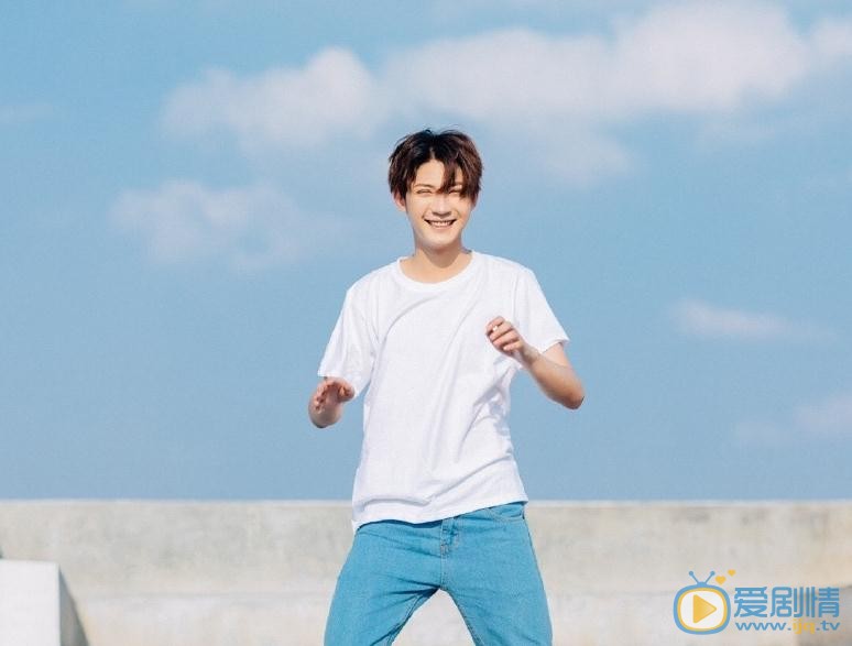 徐鹤尼制服写真 徐鹤尼高清写真_徐鹤尼高清剧照