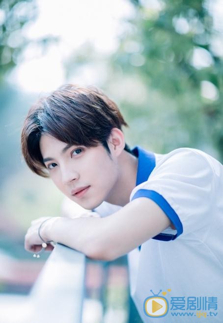 徐鹤尼制服写真 徐鹤尼高清写真_徐鹤尼高清剧照