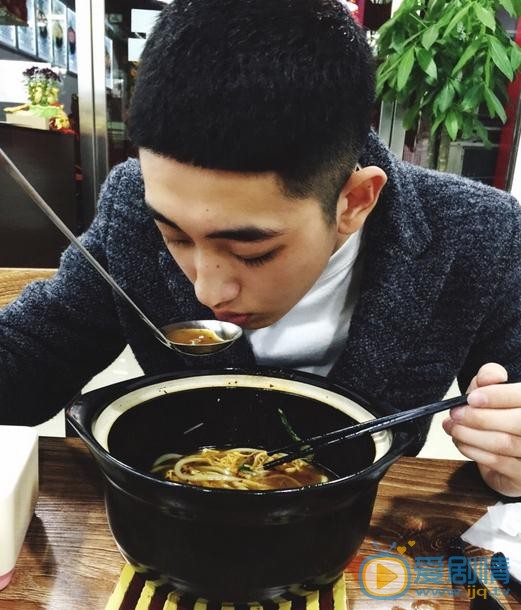 杨昊铭生活照 杨昊铭高清写真_杨昊铭高清剧照