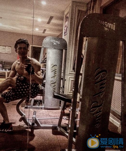 何育骏肌肉大片 何育骏高清写真_何育骏高清剧照