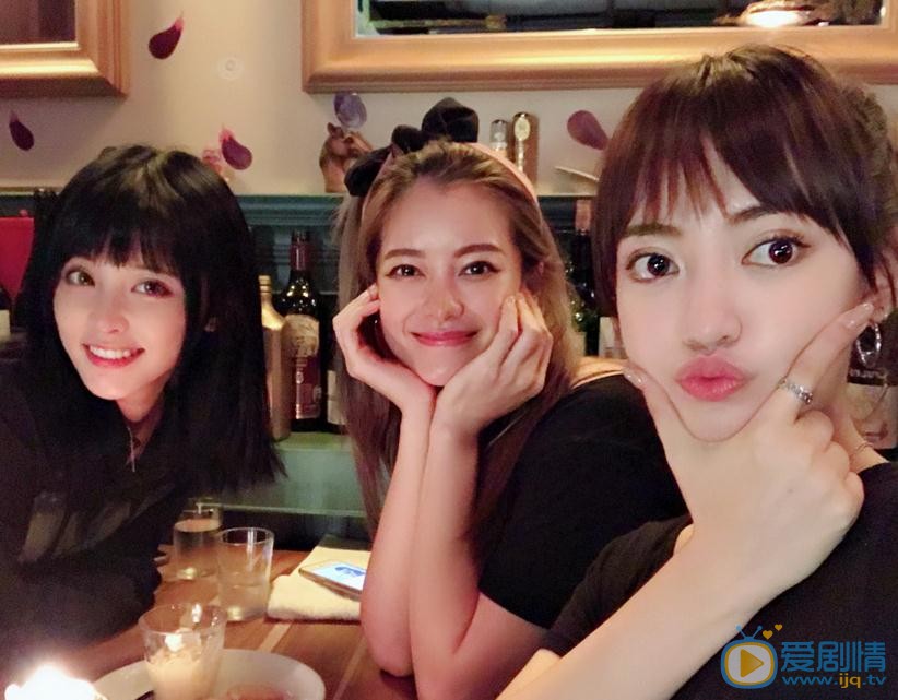 葛佳慧与人合照 葛佳慧高清写真_葛佳慧高清剧照