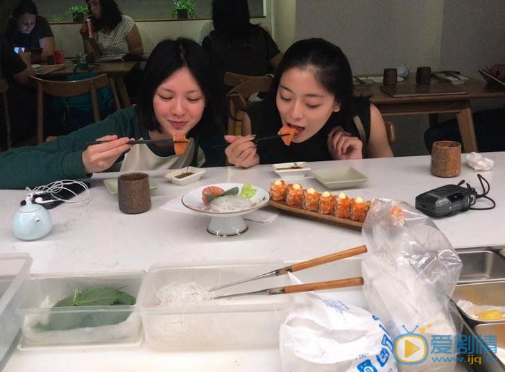 邱天与人合照 邱天高清写真_邱天高清剧照