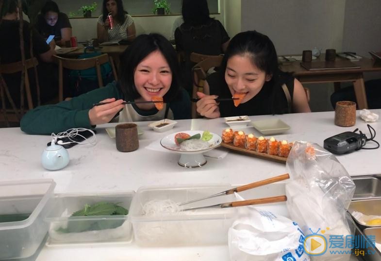 邱天与人合照 邱天高清写真_邱天高清剧照