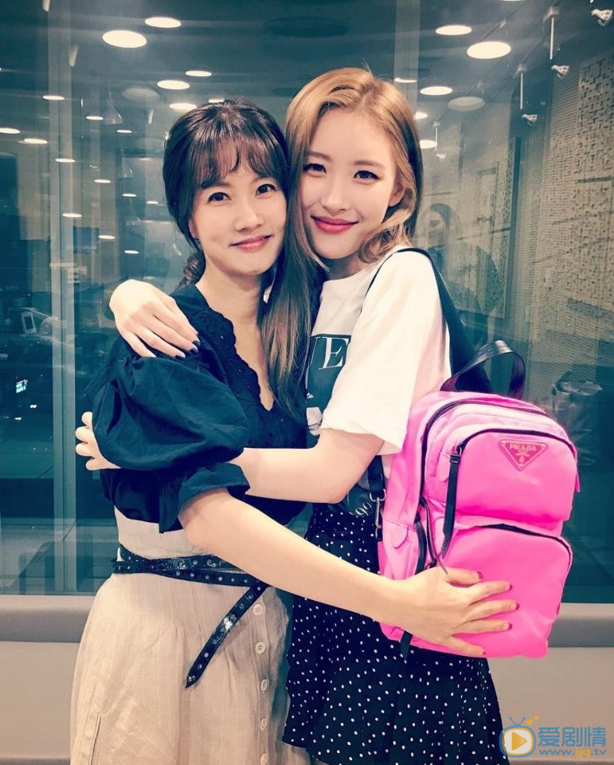 李宣美与人合照 李宣美高清写真_李宣美高清剧照
