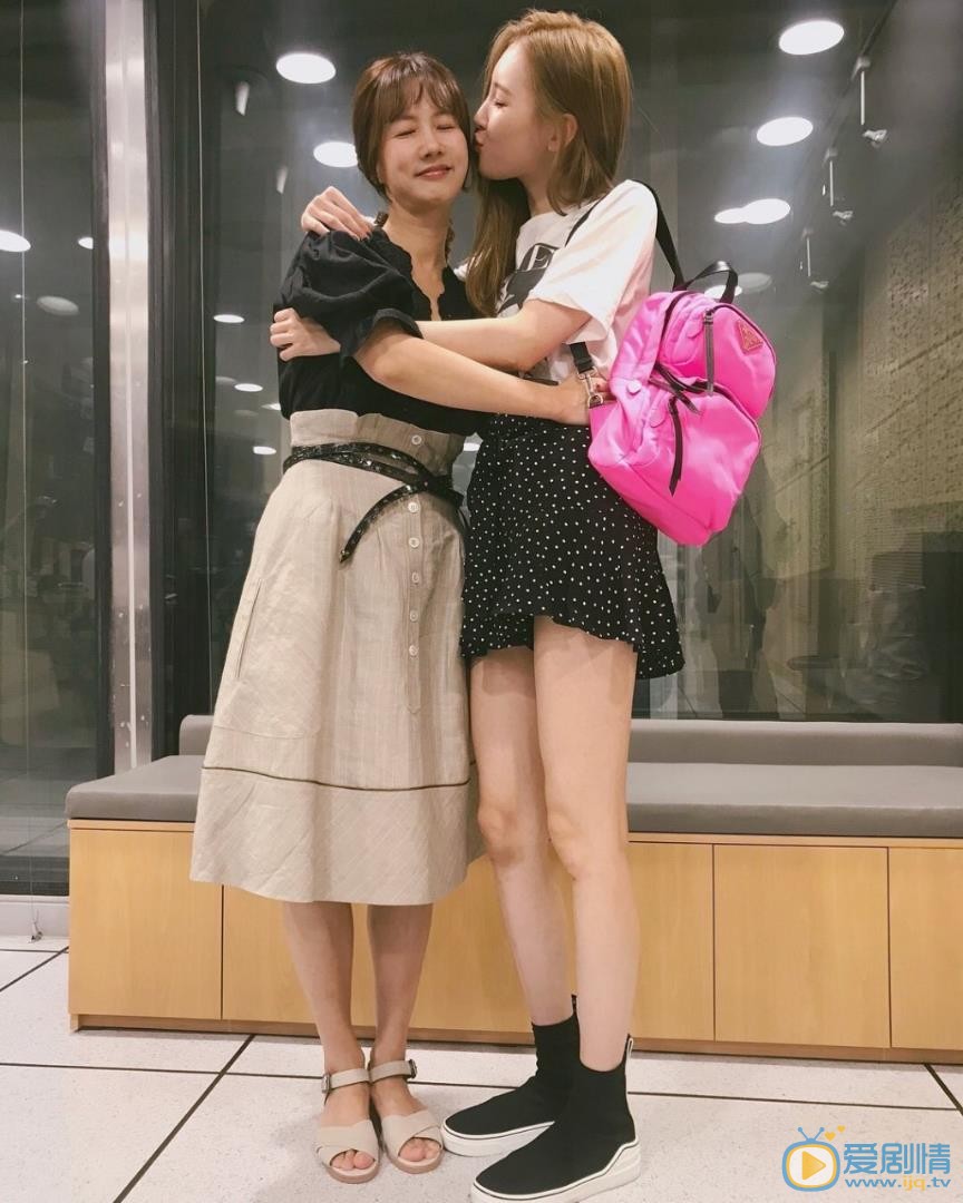 李宣美与人合照 李宣美高清写真_李宣美高清剧照