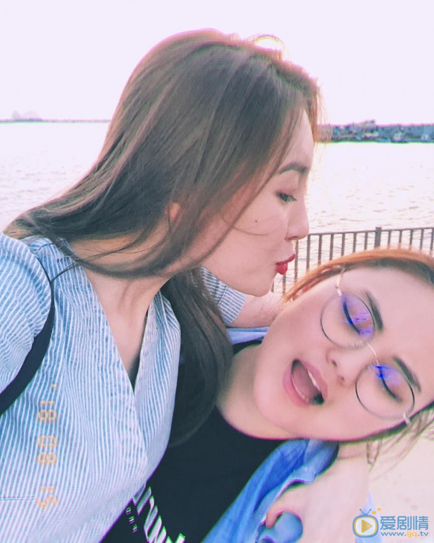 李宣美与人合照 李宣美高清写真_李宣美高清剧照