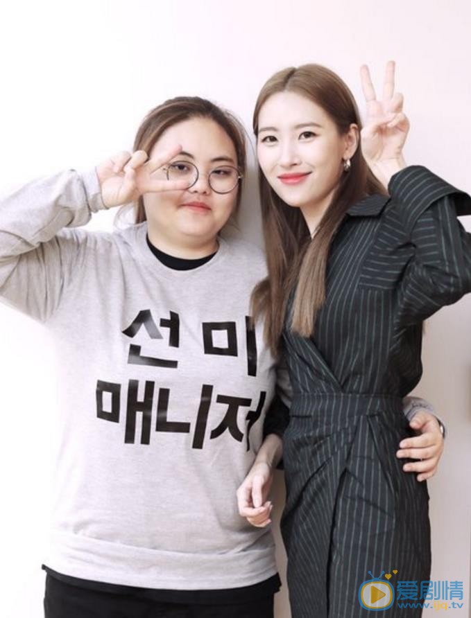 李宣美与人合照 李宣美高清写真_李宣美高清剧照