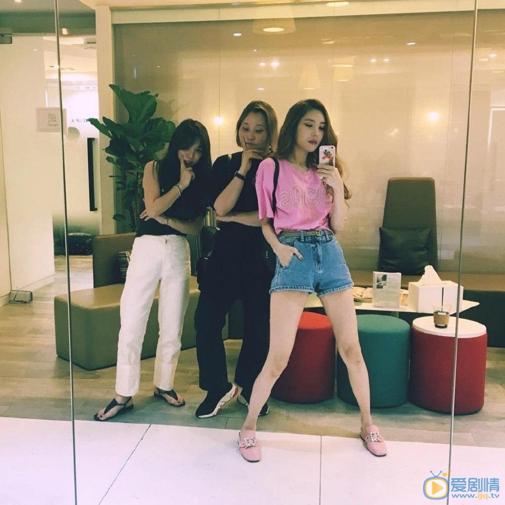 李宣美与人合照 李宣美高清写真_李宣美高清剧照