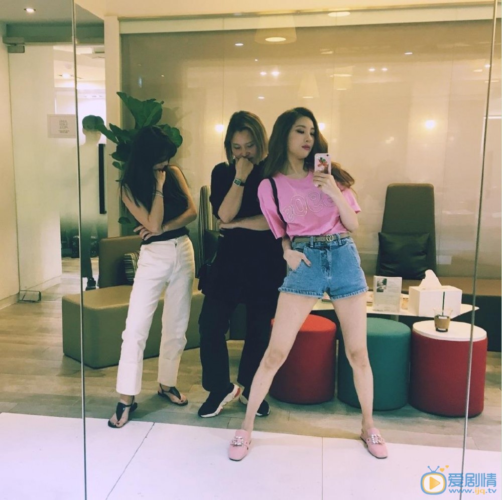 李宣美与人合照 李宣美高清写真_李宣美高清剧照