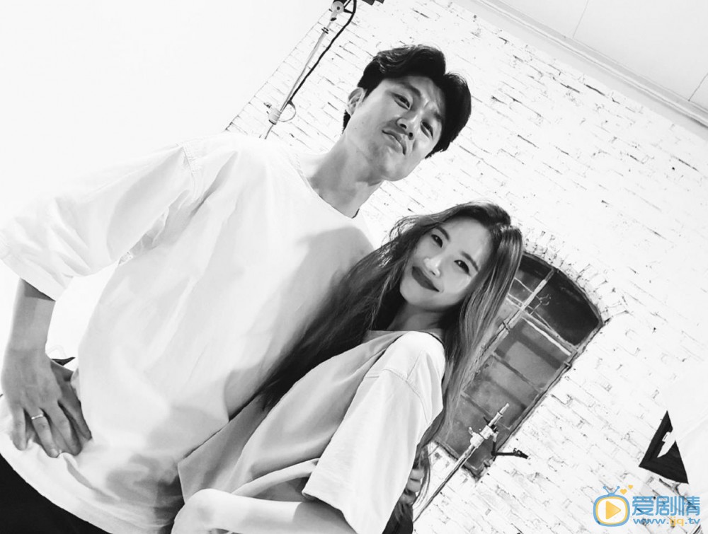 李宣美与人合照 李宣美高清写真_李宣美高清剧照