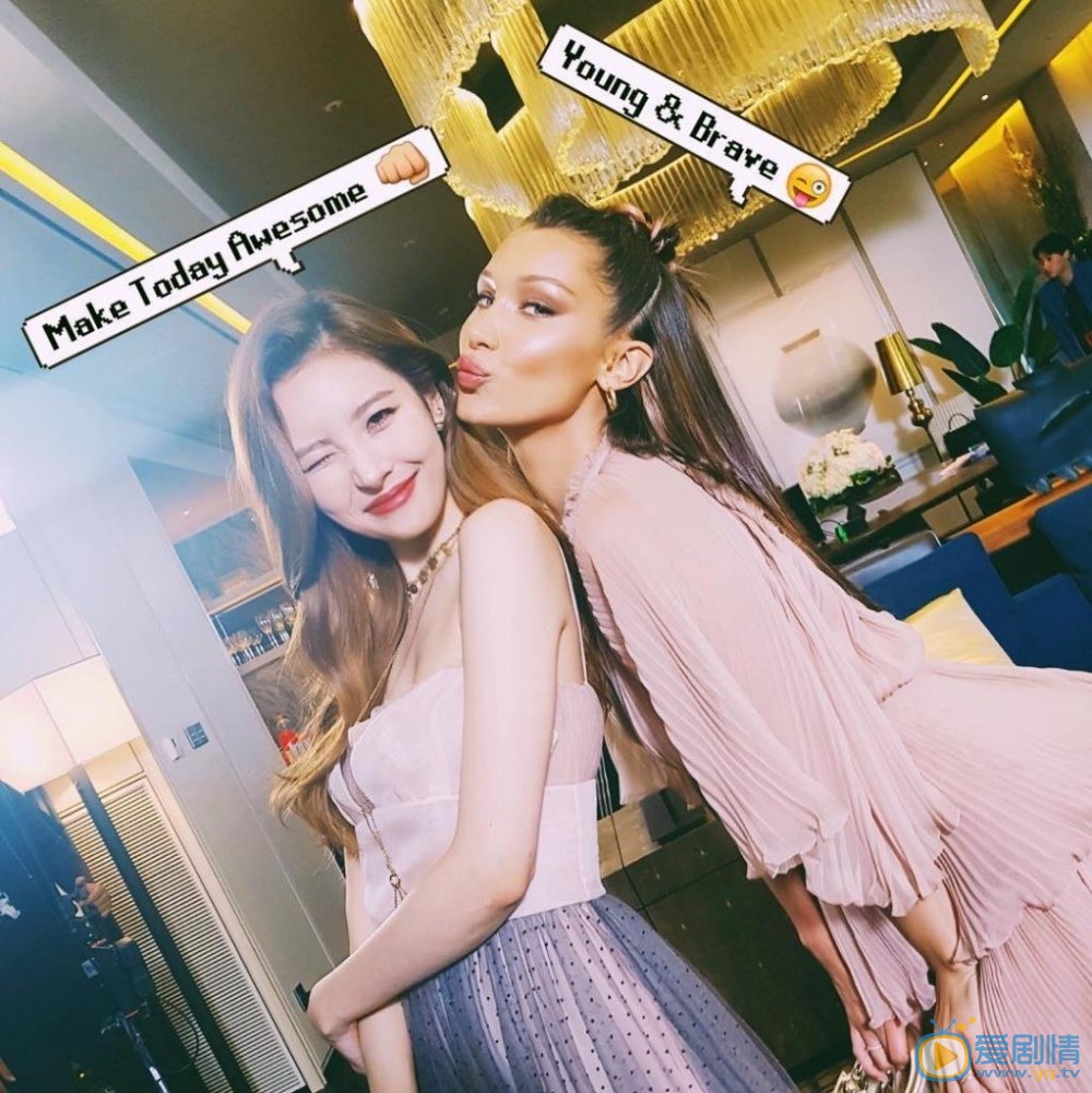 李宣美与人合照 李宣美高清写真_李宣美高清剧照