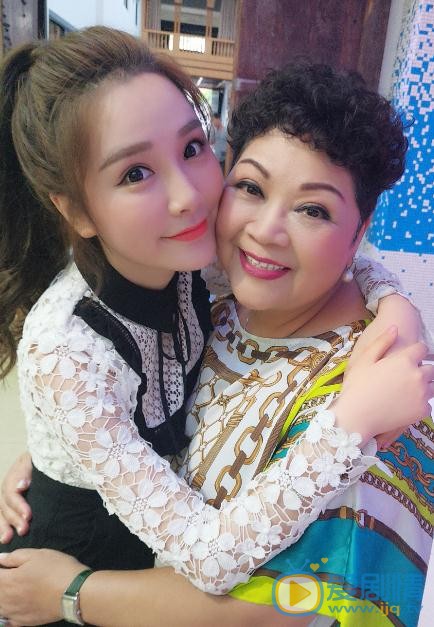 江璟儿与人合照 江璟儿高清写真_江璟儿高清剧照