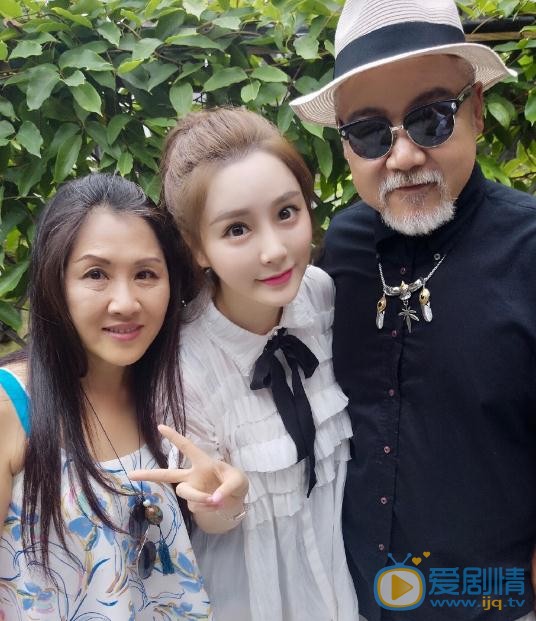 江璟儿与人合照 江璟儿高清写真_江璟儿高清剧照