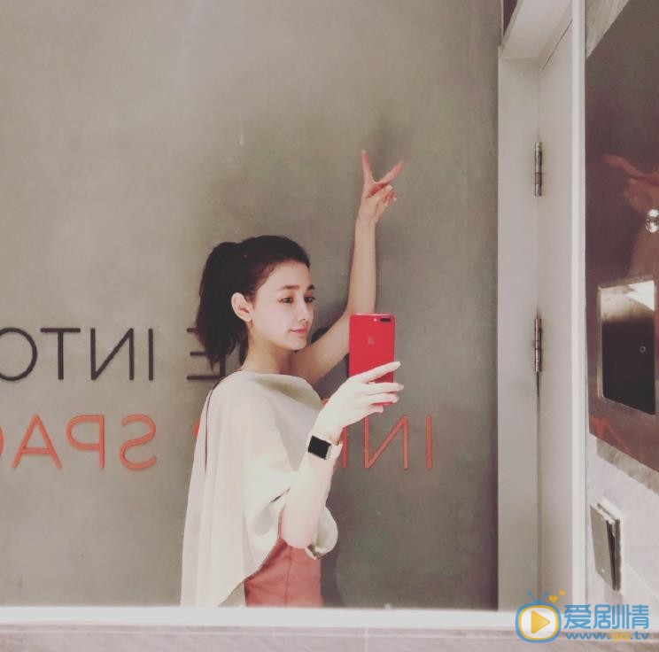严米拉自拍照 严米拉高清写真_严米拉高清剧照