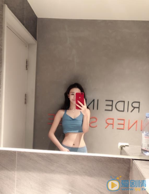 严米拉自拍照 严米拉高清写真_严米拉高清剧照