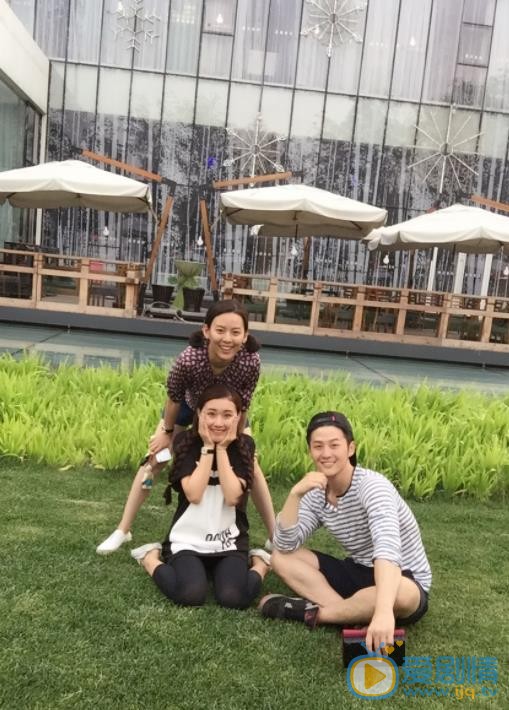 严米拉与他人合影 严米拉高清写真_严米拉高清剧照
