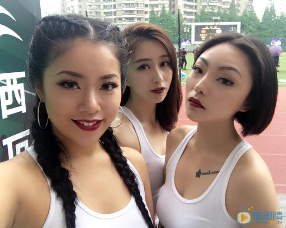 王菊与他人合影 王菊高清写真_王菊高清剧照