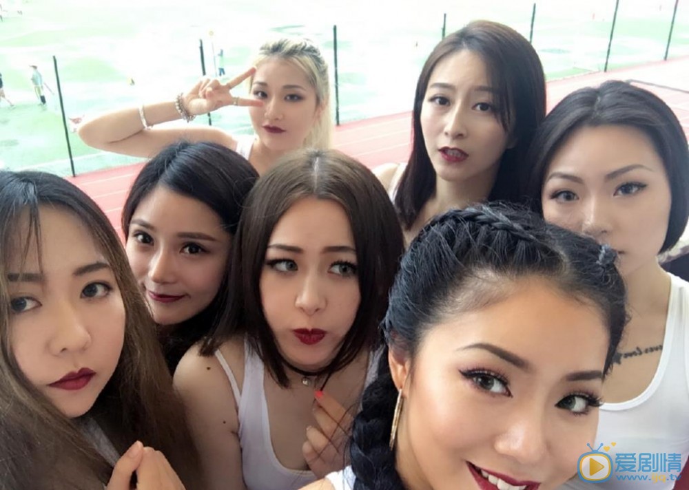 王菊与他人合影 王菊高清写真_王菊高清剧照