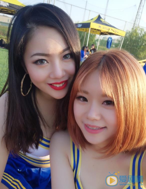 王菊与他人合影 王菊高清写真_王菊高清剧照