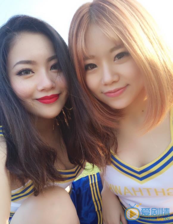 王菊与他人合影 王菊与他人合影