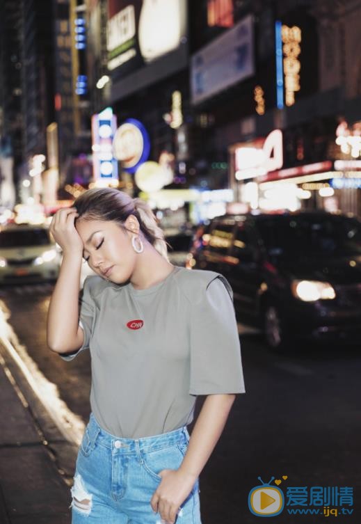 王菊街拍写真 王菊高清写真_王菊高清剧照