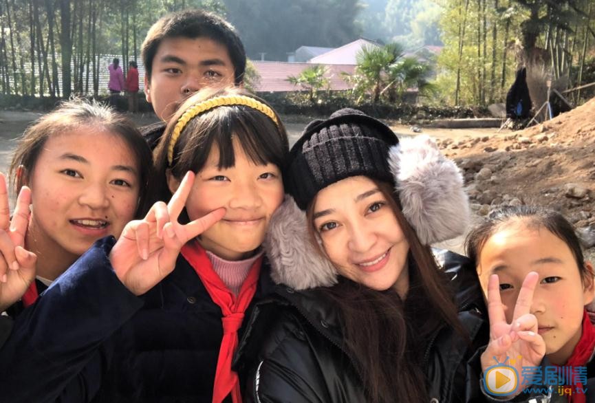 童唯佳与人合照 童唯佳高清写真_童唯佳高清剧照