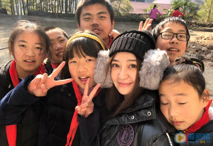 童唯佳与人合照 童唯佳高清写真_童唯佳高清剧照