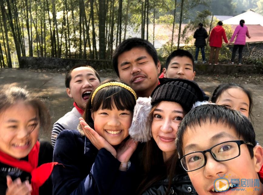 童唯佳与人合照 童唯佳高清写真_童唯佳高清剧照