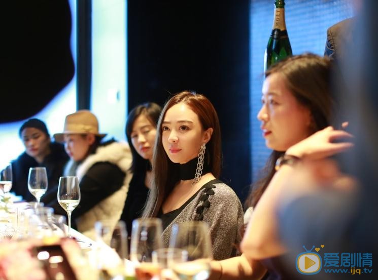 童唯佳与人合照 童唯佳高清写真_童唯佳高清剧照