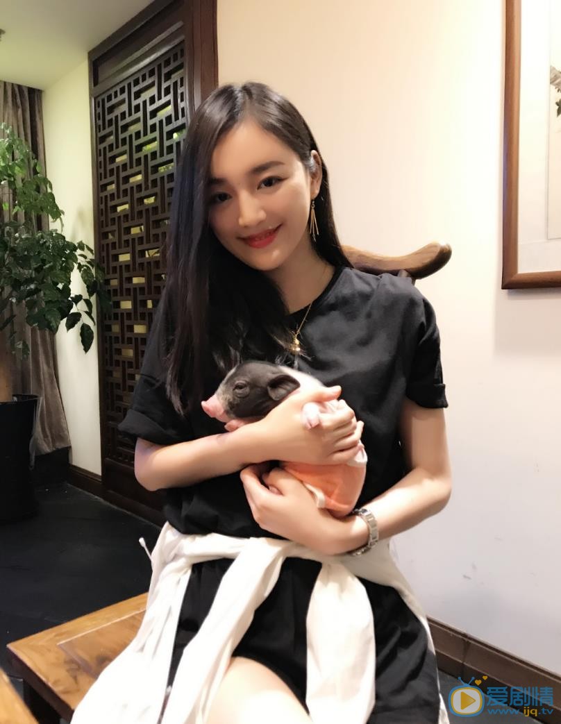 宋小莹宠物合照 宋小莹高清写真_宋小莹高清剧照