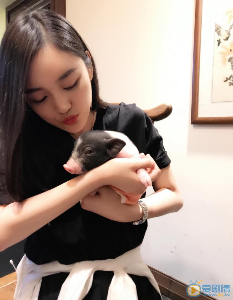 宋小莹宠物合照 宋小莹高清写真_宋小莹高清剧照