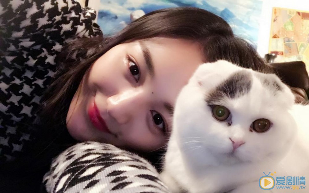 宋小莹宠物合照 宋小莹高清写真_宋小莹高清剧照