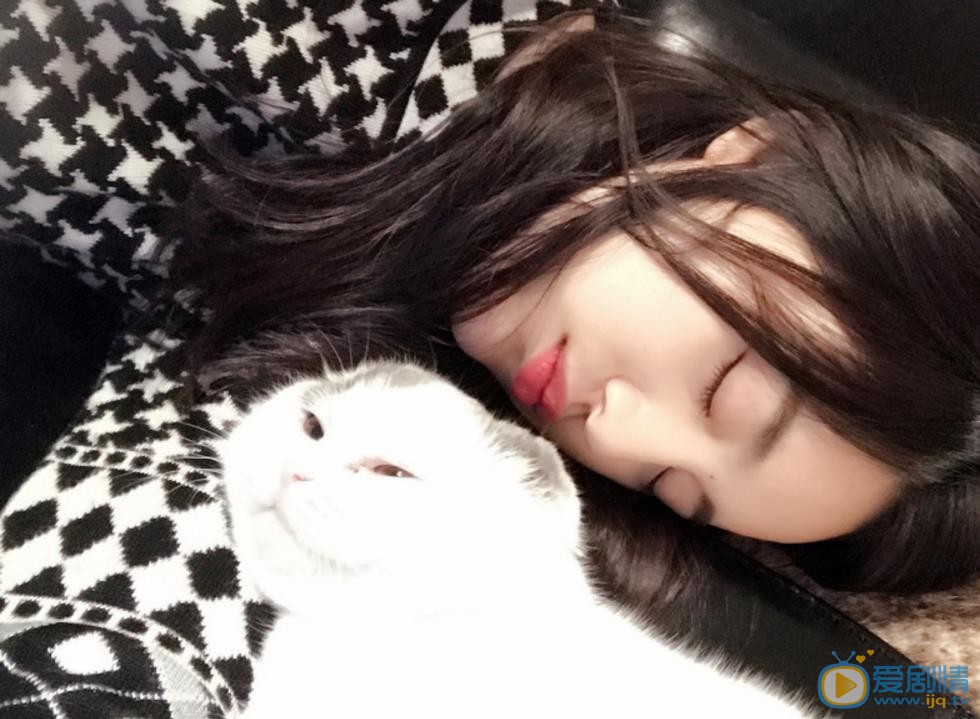 宋小莹宠物合照 宋小莹高清写真_宋小莹高清剧照