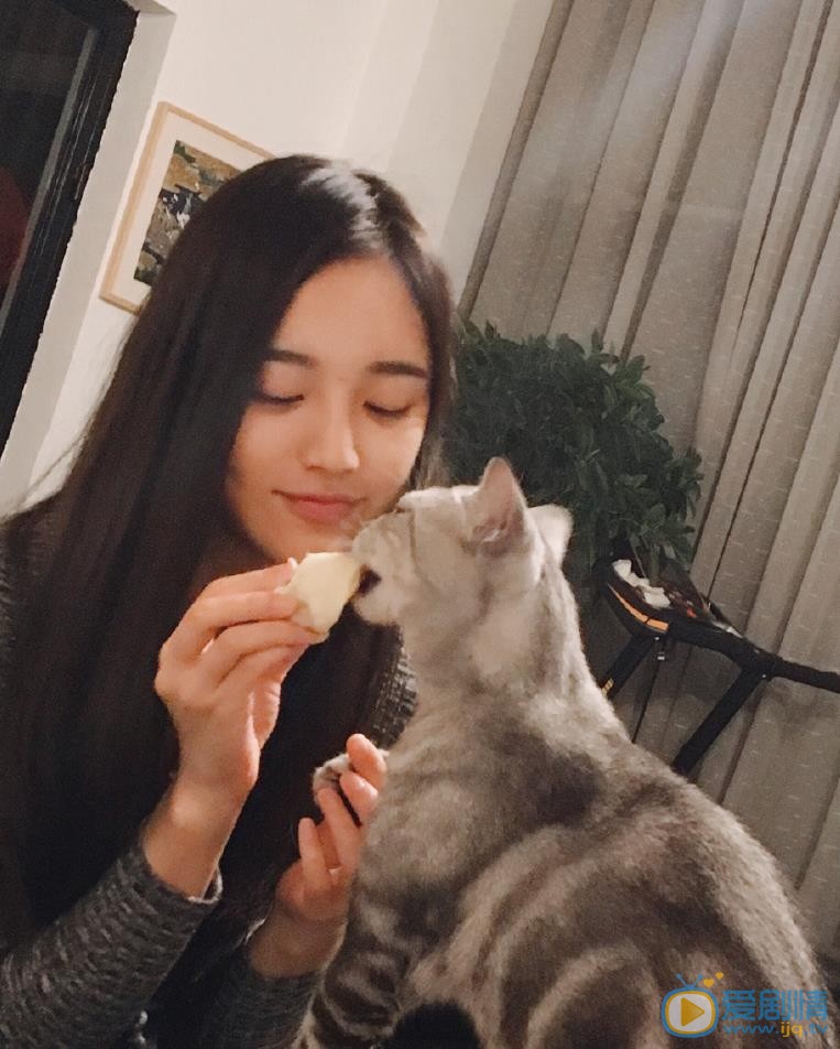 宋小莹宠物合照 宋小莹高清写真_宋小莹高清剧照