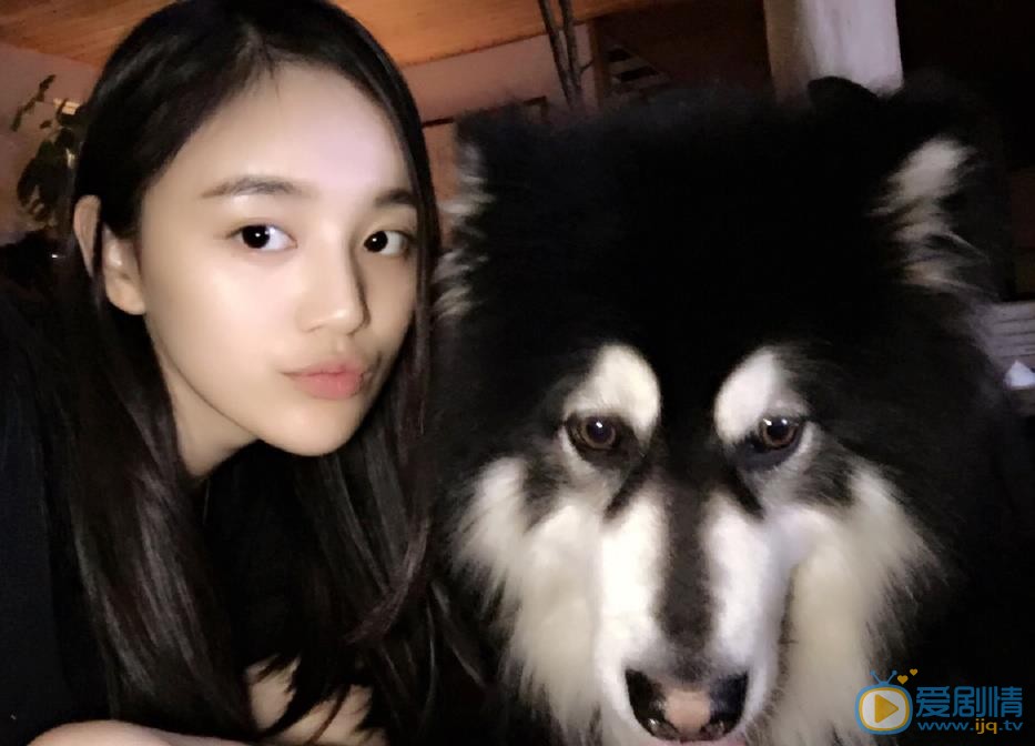 宋小莹宠物合照 宋小莹高清写真_宋小莹高清剧照
