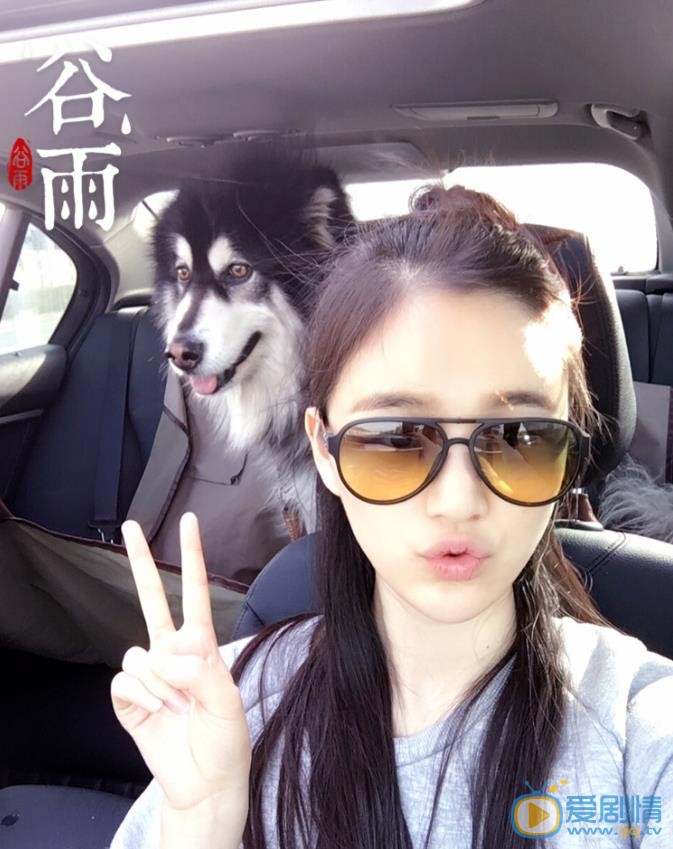 宋小莹宠物合照 宋小莹高清写真_宋小莹高清剧照