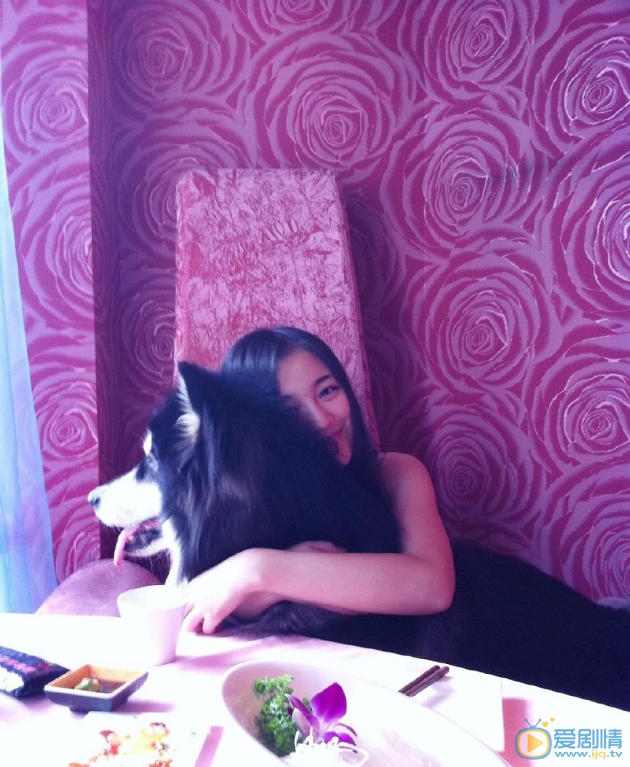 宋小莹宠物合照 宋小莹高清写真_宋小莹高清剧照