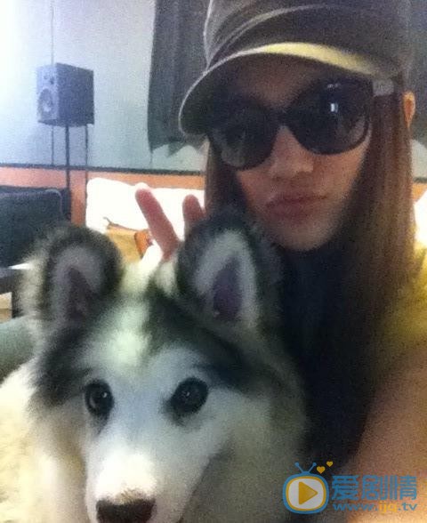 宋小莹宠物合照 宋小莹高清写真_宋小莹高清剧照