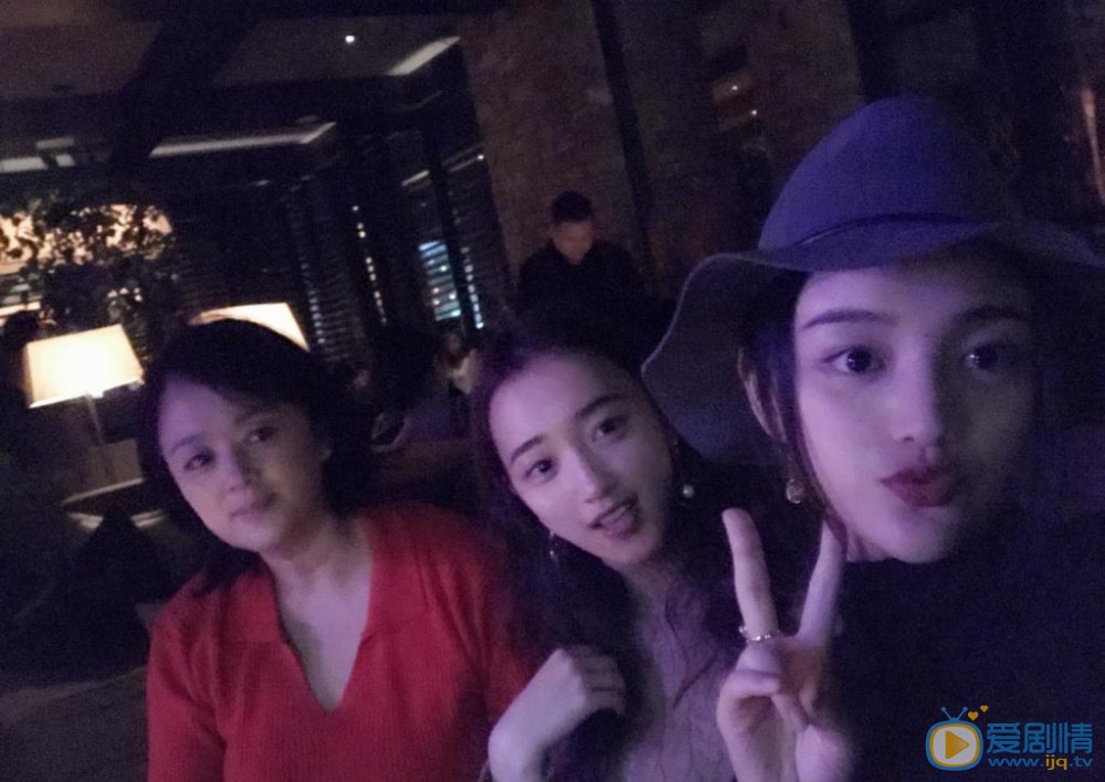宋小莹与人合照 宋小莹高清写真_宋小莹高清剧照