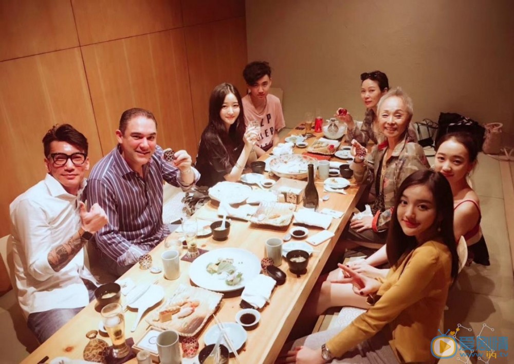 宋小莹与人合照 宋小莹高清写真_宋小莹高清剧照