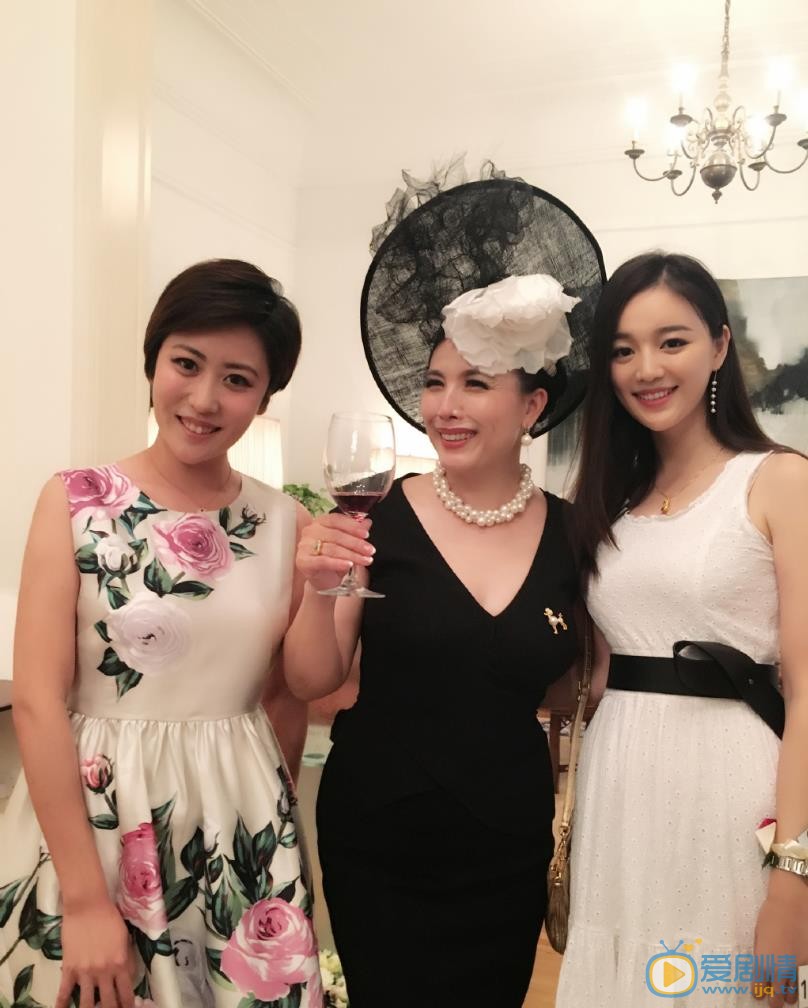 宋小莹与人合照 宋小莹高清写真_宋小莹高清剧照