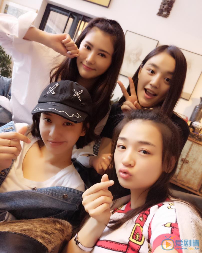 宋小莹与人合照 宋小莹高清写真_宋小莹高清剧照