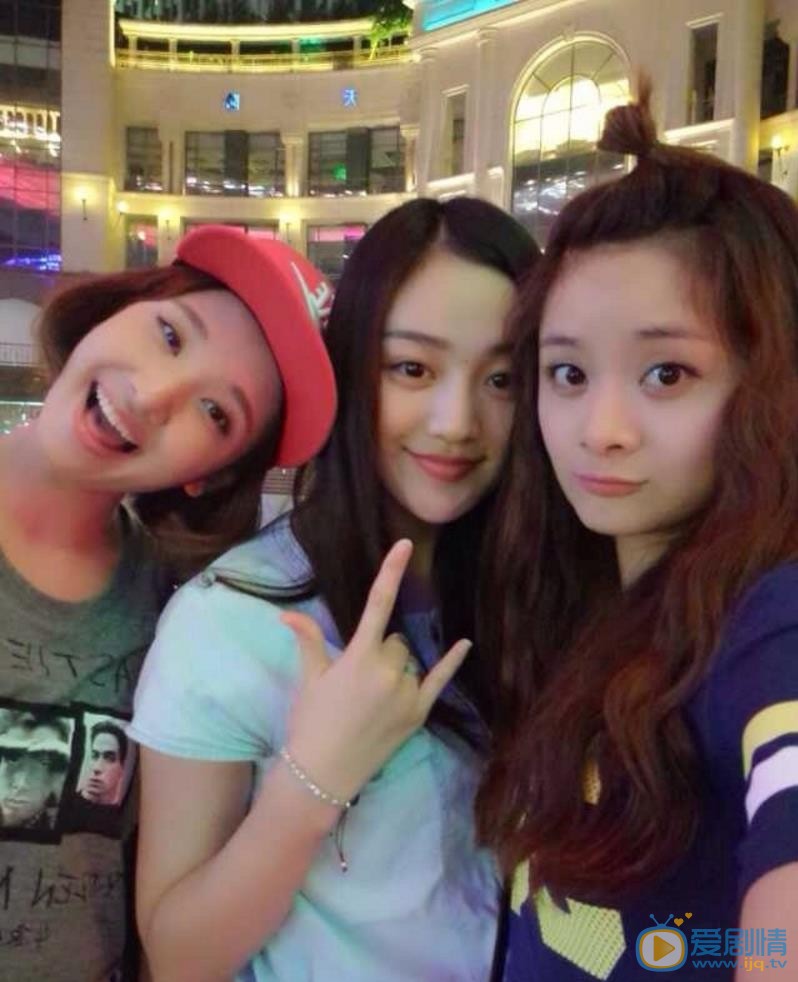 宋小莹与人合照 宋小莹高清写真_宋小莹高清剧照