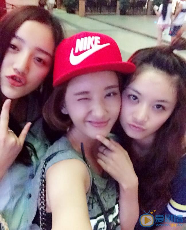 宋小莹与人合照 宋小莹高清写真_宋小莹高清剧照