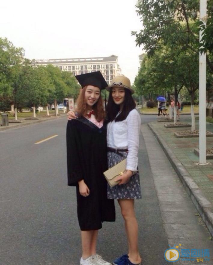 宋小莹与人合照 宋小莹高清写真_宋小莹高清剧照