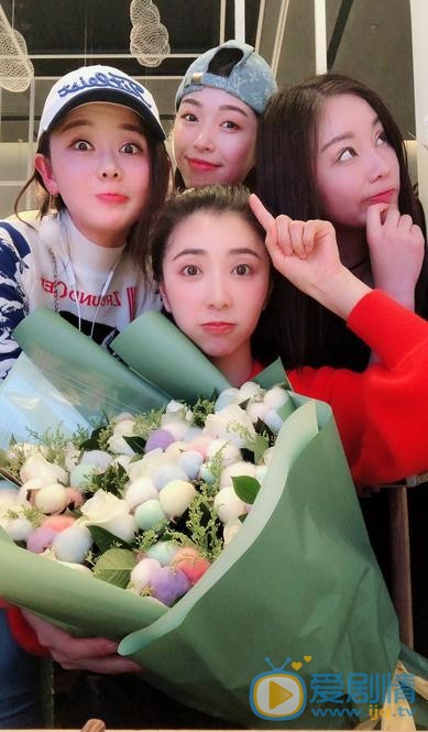 贝枭雄与人合照 贝枭雄高清写真_贝枭雄高清剧照