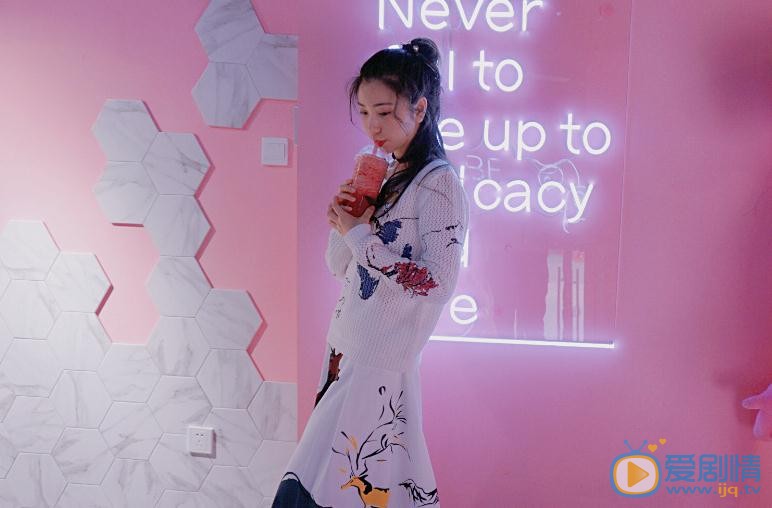 贝枭雄粉色写真 贝枭雄高清写真_贝枭雄高清剧照