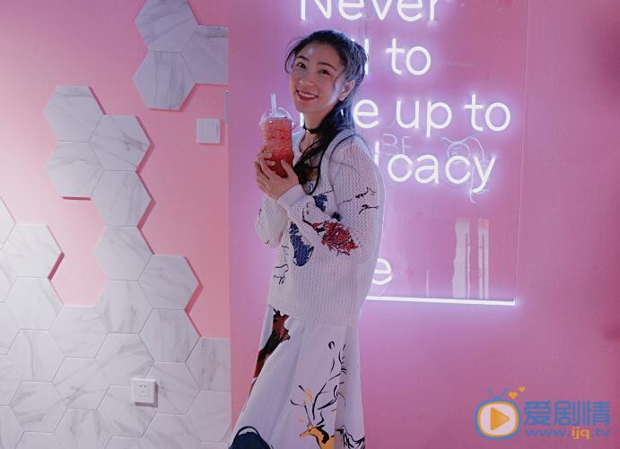 贝枭雄粉色写真 贝枭雄高清写真_贝枭雄高清剧照