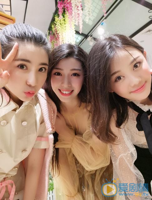 贝枭雄与人合照 贝枭雄高清写真_贝枭雄高清剧照